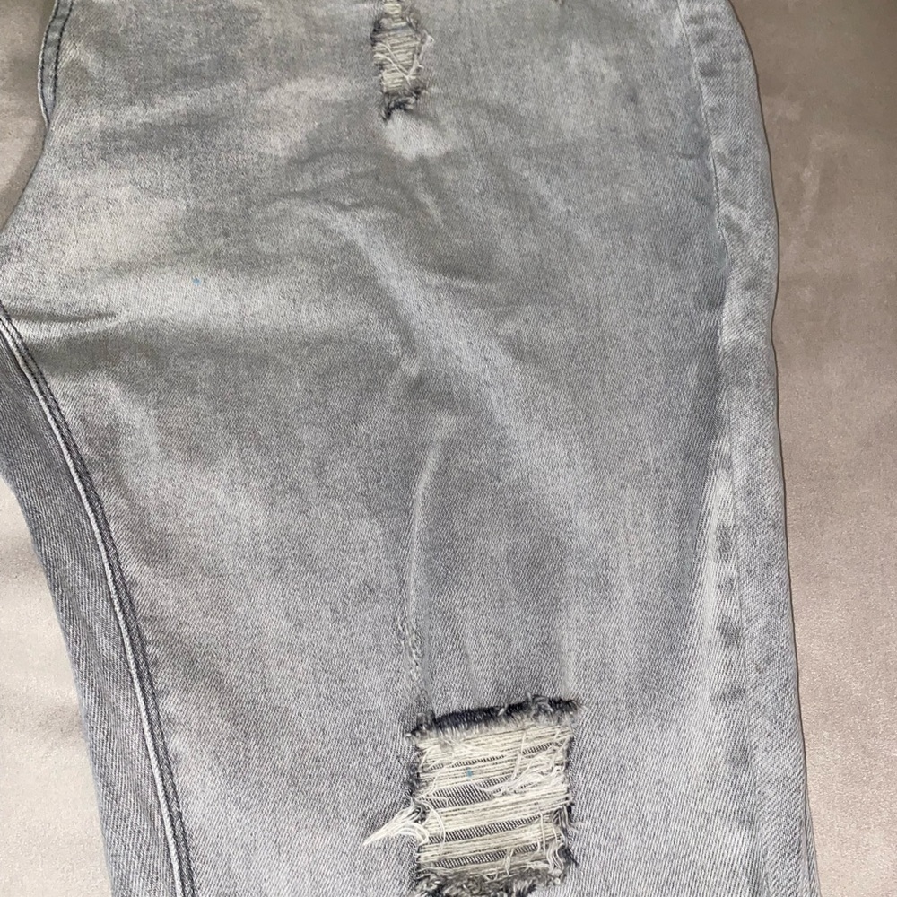 Women’s Fashion Nova (curve) light grey distressed denim jeans. Sz: 20 - Picture 6 of 8